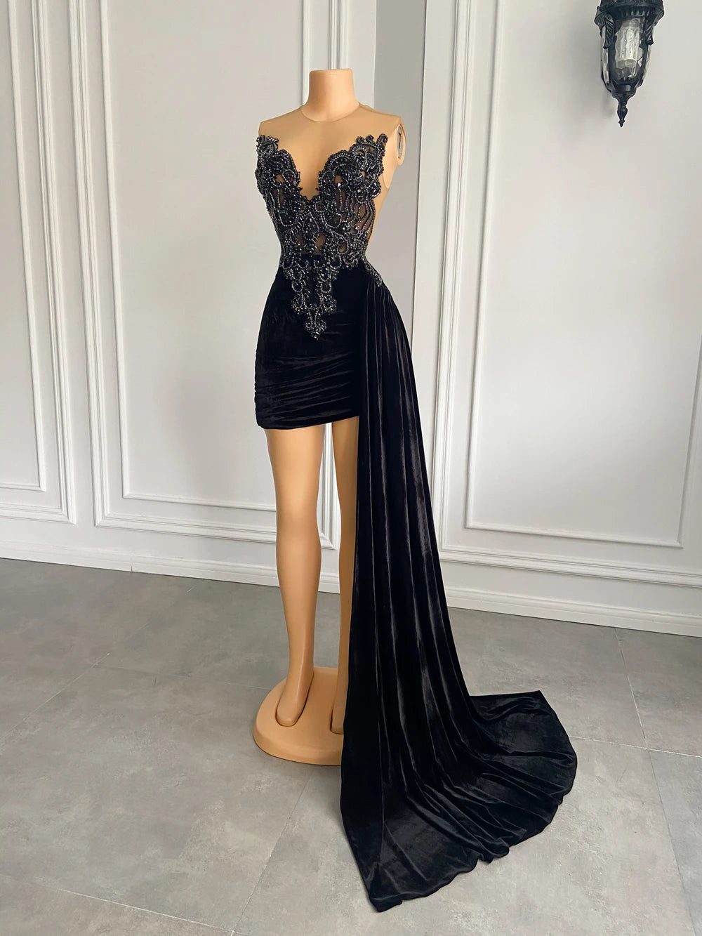 New Arrival Beaded Embroidery Women Homecoming Gowns Black Velvet Short Prom Dresses 2024 With Side Train